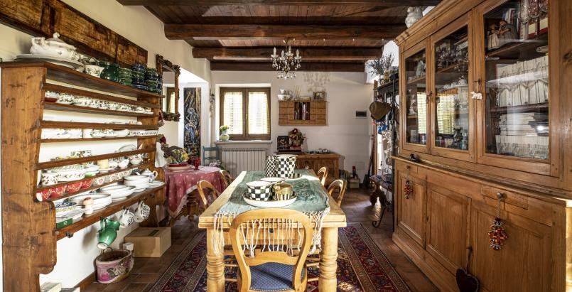 Sala da pranzo rustica con mobili in legno, piatti decorativi e atmosfera accogliente.